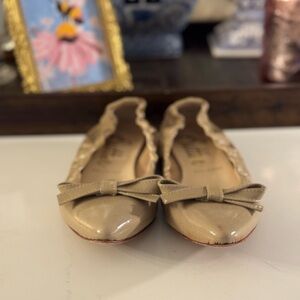 BUTTER MADE IN ITALY TAUPE PATENT LEATHER BOW BALLOT FLATS!